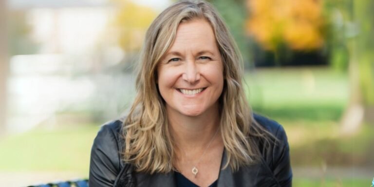 Rachel Hulstein-Lowe Helps Moms and Dads Parent Through Transition