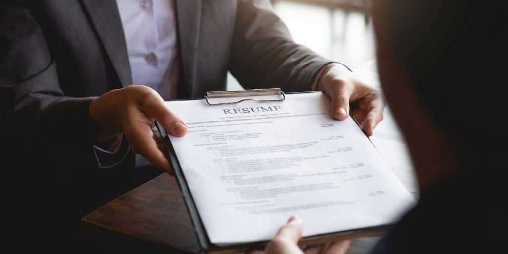 U.S. Jobless Claims Fall to 215,000 as Employers Hold Staff but Freeze Hiring
