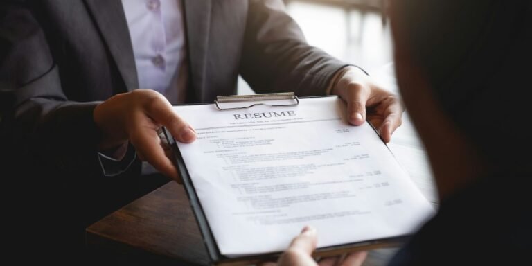 U.S. Jobless Claims Fall to 215,000 as Employers Hold Staff but Freeze Hiring