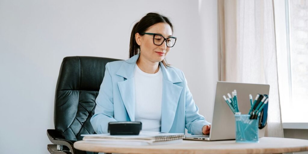 Fractional Bookkeepers Reduce Costs & Mistakes: 7 Reasons to Consider One for Your SMB